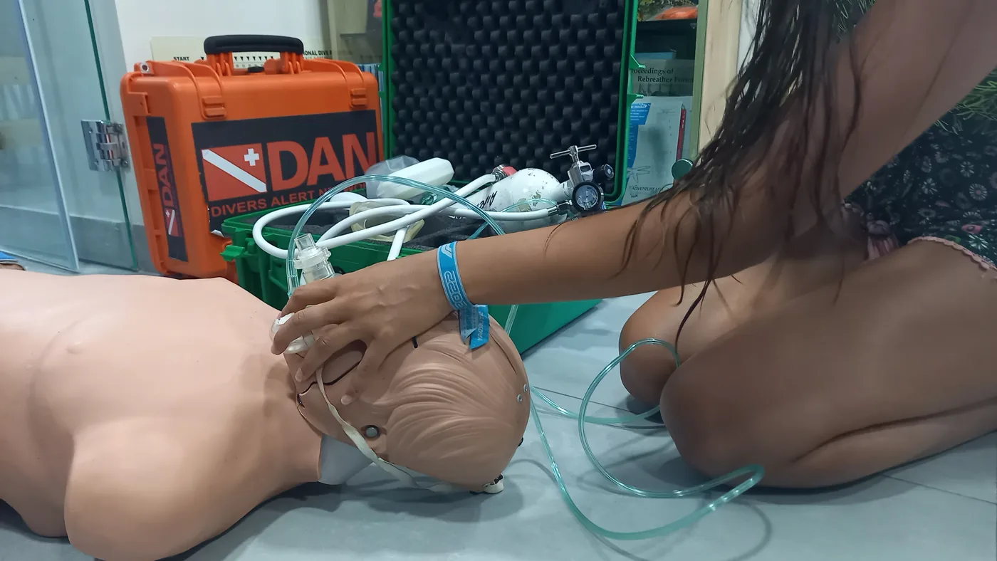 First aid training with a resuscitation mannequin and oxygen equipment