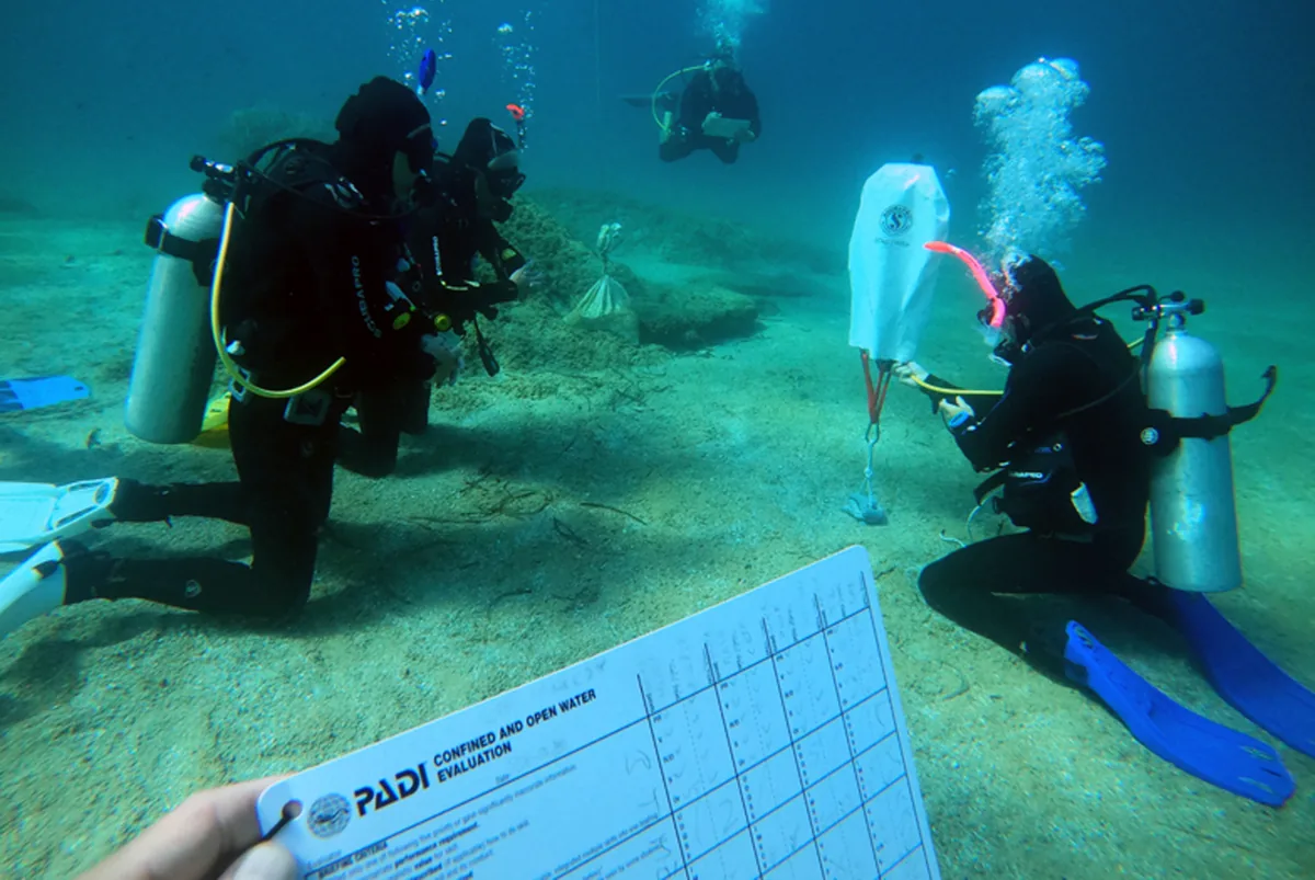 Underwater teaching practice with an evaluation slate